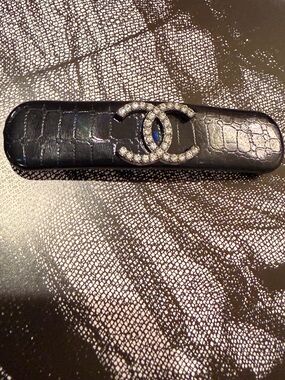 CHANEL Beaute Parfums LA Collection Black Croc-Embossed Rhinestone CC Hair Clip🩷